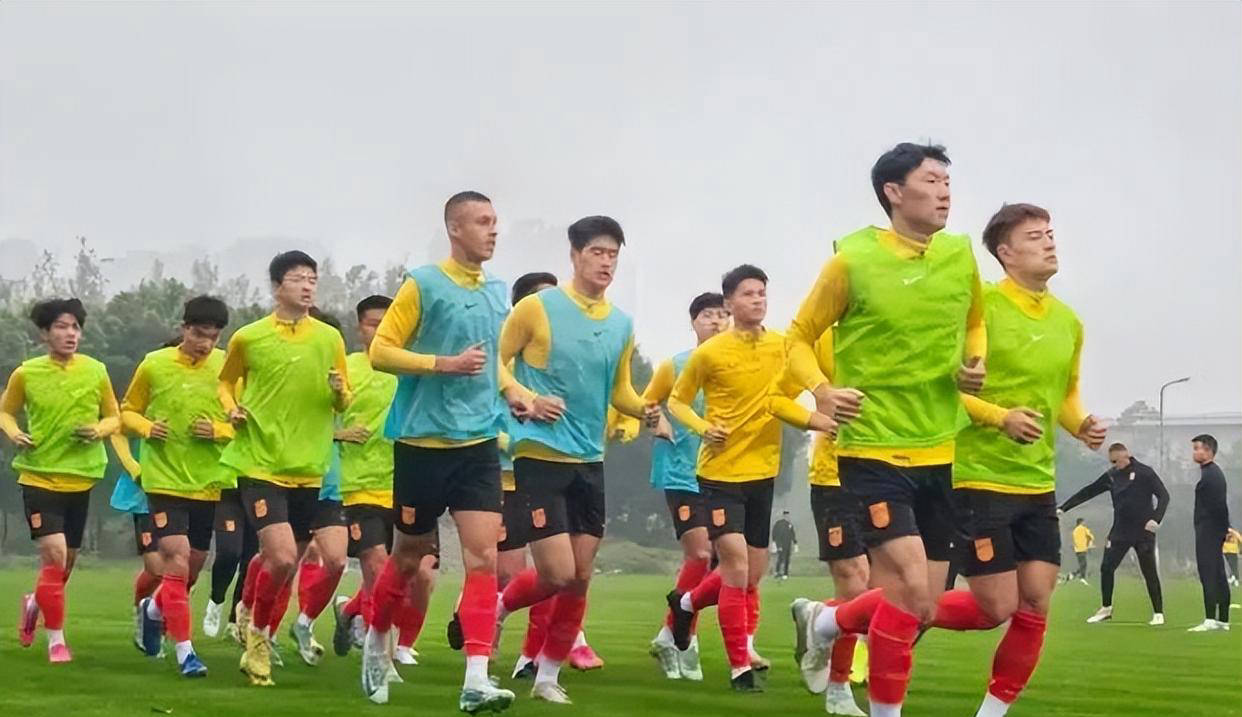 青岛主帅力挺球员，赞扬表现抢眼的简单介绍